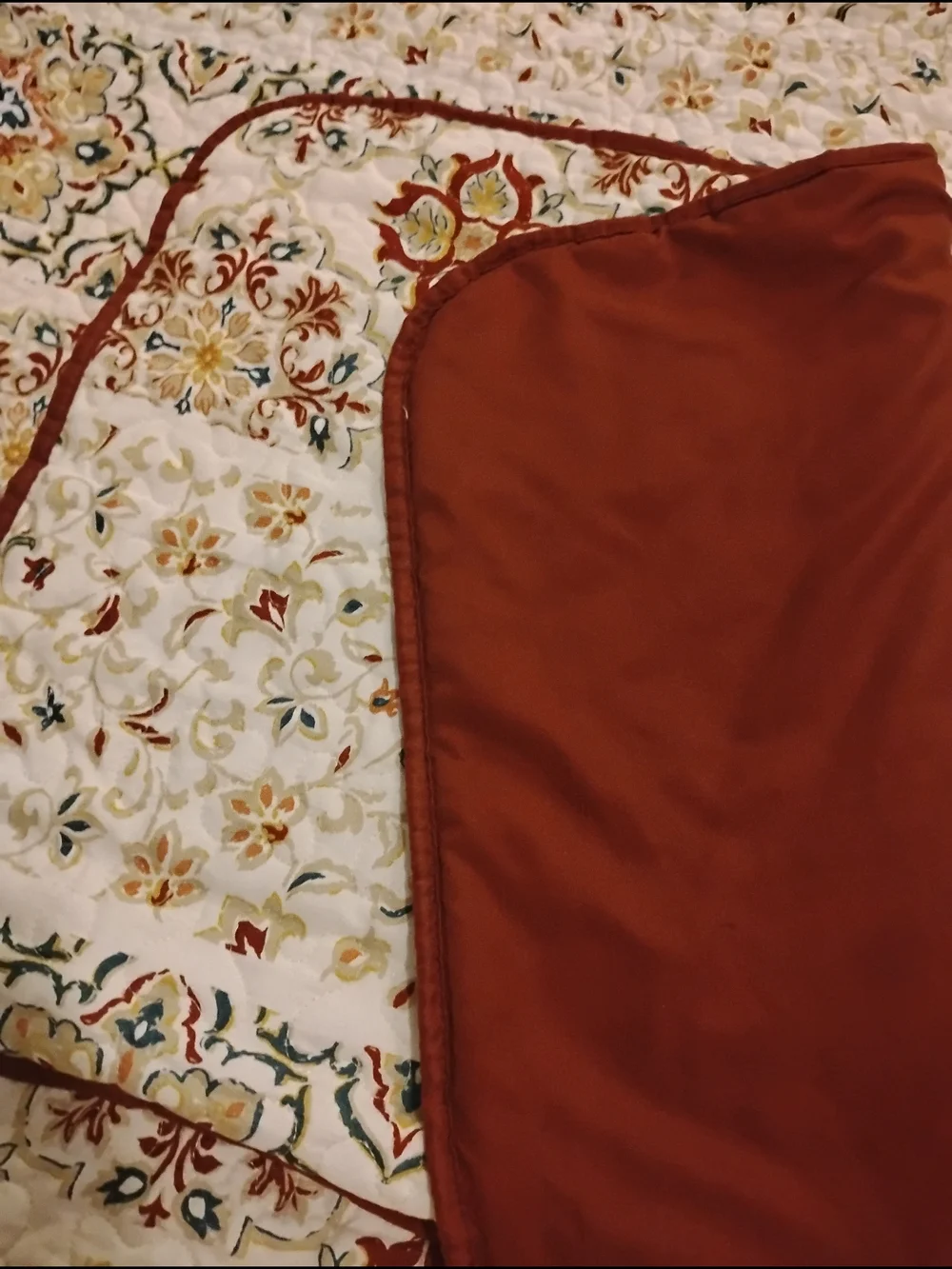 Madison Park Rust and Cream Floral Reversible Quilted Bed Cover With Sham .Twin